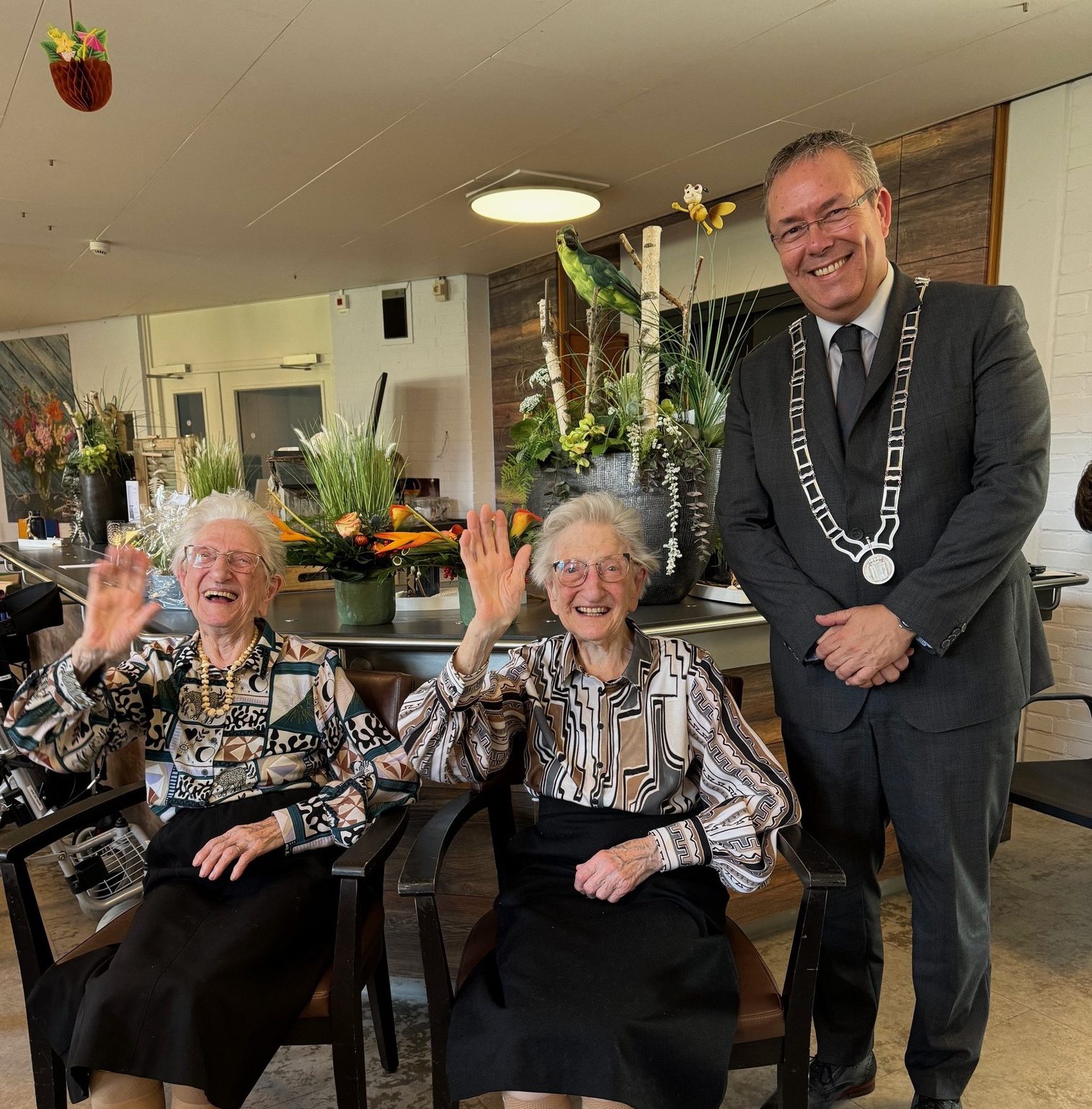 Bewoonsters Anna en Leida 102 jaar!