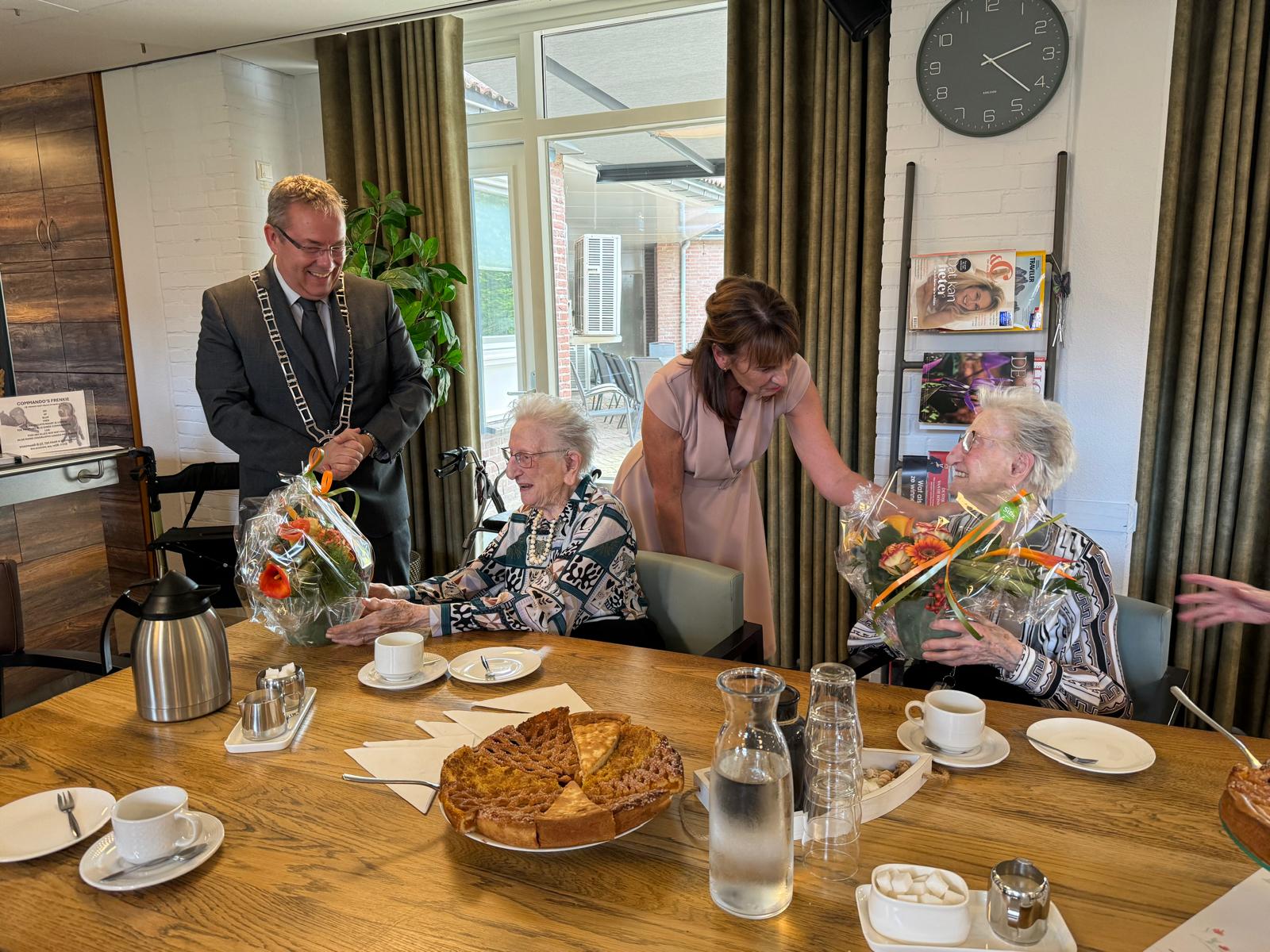 Bewoonsters Anna en Leida 102 jaar!